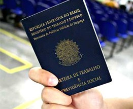 Mais de mil carteiras de trabalho que estavam paradas há quase 20 dias no Ministério do Trabalho de Maringá começam a ser entregues à população